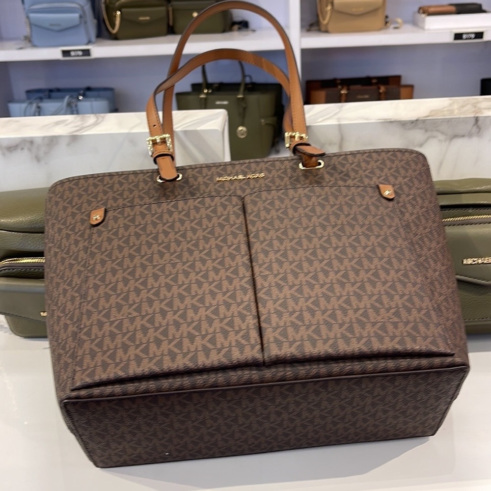 MICHAEL KORS JET SET TRAVEL MEDIUM DOUBLE POCKET TOTE 
BROWN SIGNATURE
NWT - Picture 14 of 16